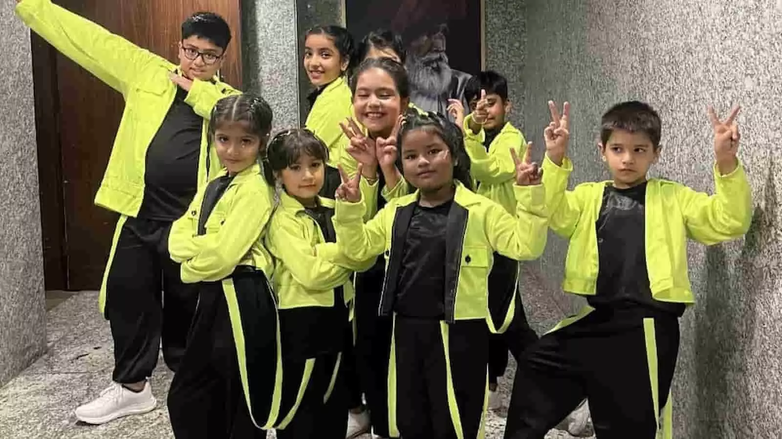 तस्वीर में आरआईसी जयपुर में डांस फेस्टिवल के दौरान युवा नर्तक प्रस्तुति देते हुए दिख रहे हैं। तस्वीर में आरआईसी जयपुर में डांस फेस्टिवल के दौरान युवा नर्तक प्रस्तुति देते हुए दिख रहे हैं।