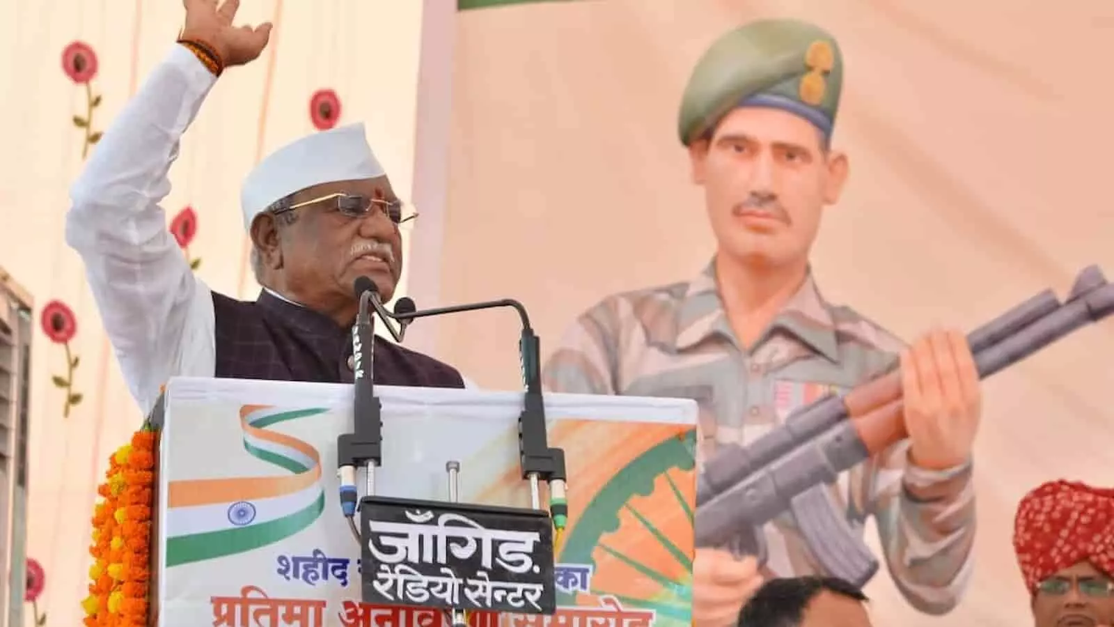 तस्वीर में सीकर के लक्ष्मणगढ़ में शहीद गोवर्धन सिंह ढाका की प्रतिमा का अनावरण करते हुए राज्यपाल हरिभाऊ बागडे दिख रहे हैं। तस्वीर में सीकर के लक्ष्मणगढ़ में शहीद गोवर्धन सिंह ढाका की प्रतिमा का अनावरण करते हुए राज्यपाल हरिभाऊ बागडे दिख रहे हैं।