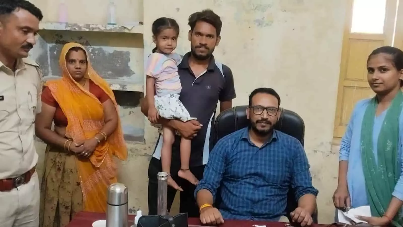 भीलवाड़ा के हमीरगढ़ सरकारी अस्पताल में बच्ची की नाक से सफल ऑपरेशन के बाद डॉक्टर, परिजन और पुलिसकर्मी।