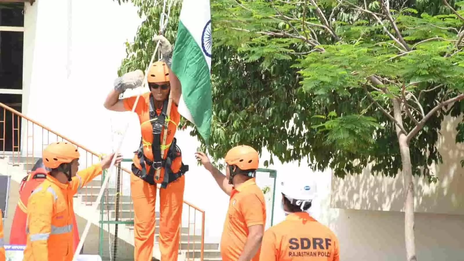 तस्वीर में एसडीआरएफ टीम जयपुर में एनसीसी कैडेट्स को बचाव कार्यों का प्रशिक्षण दे रही है। तस्वीर में एसडीआरएफ टीम जयपुर में एनसीसी कैडेट्स को बचाव कार्यों का प्रशिक्षण दे रही है।