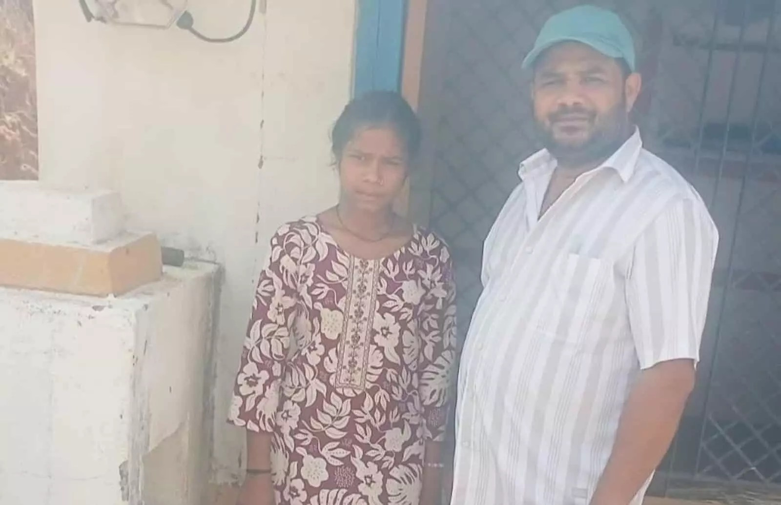 तस्वीर में सुवेरी में विद्युत मीटर लगाते हुए विभागीय टीम और प्रशासनिक अधिकारी दिख रहे हैं। तस्वीर में सुवेरी में विद्युत मीटर लगाते हुए विभागीय टीम और प्रशासनिक अधिकारी दिख रहे हैं।