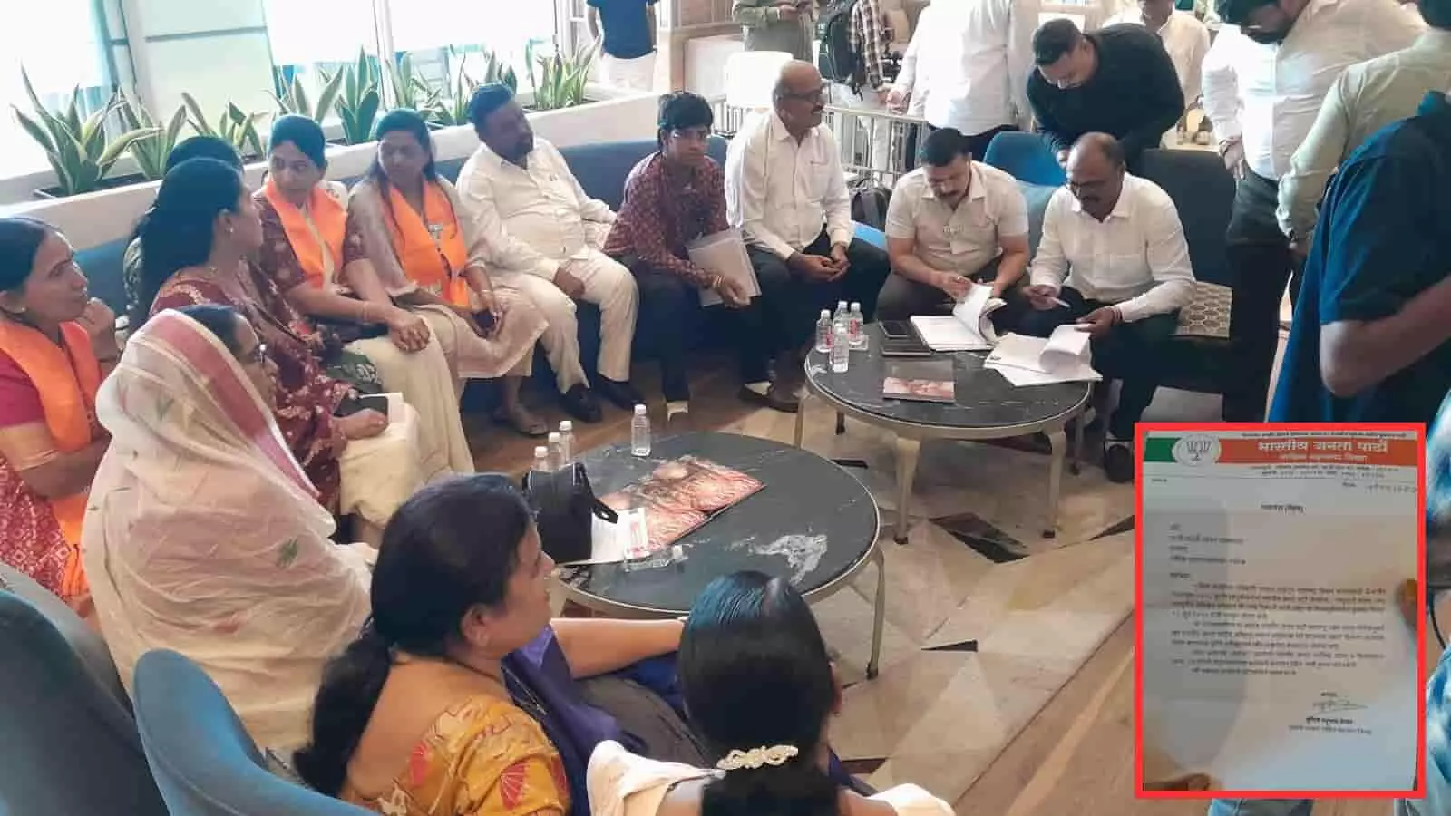 तस्वीर में भाजपा के नगरसेवक एक बैठक में शामिल दिख रहे हैं, जो विधान परिषद चुनाव की रणनीति बनाने के लिए कैंप में एकत्र हुए हैं।
