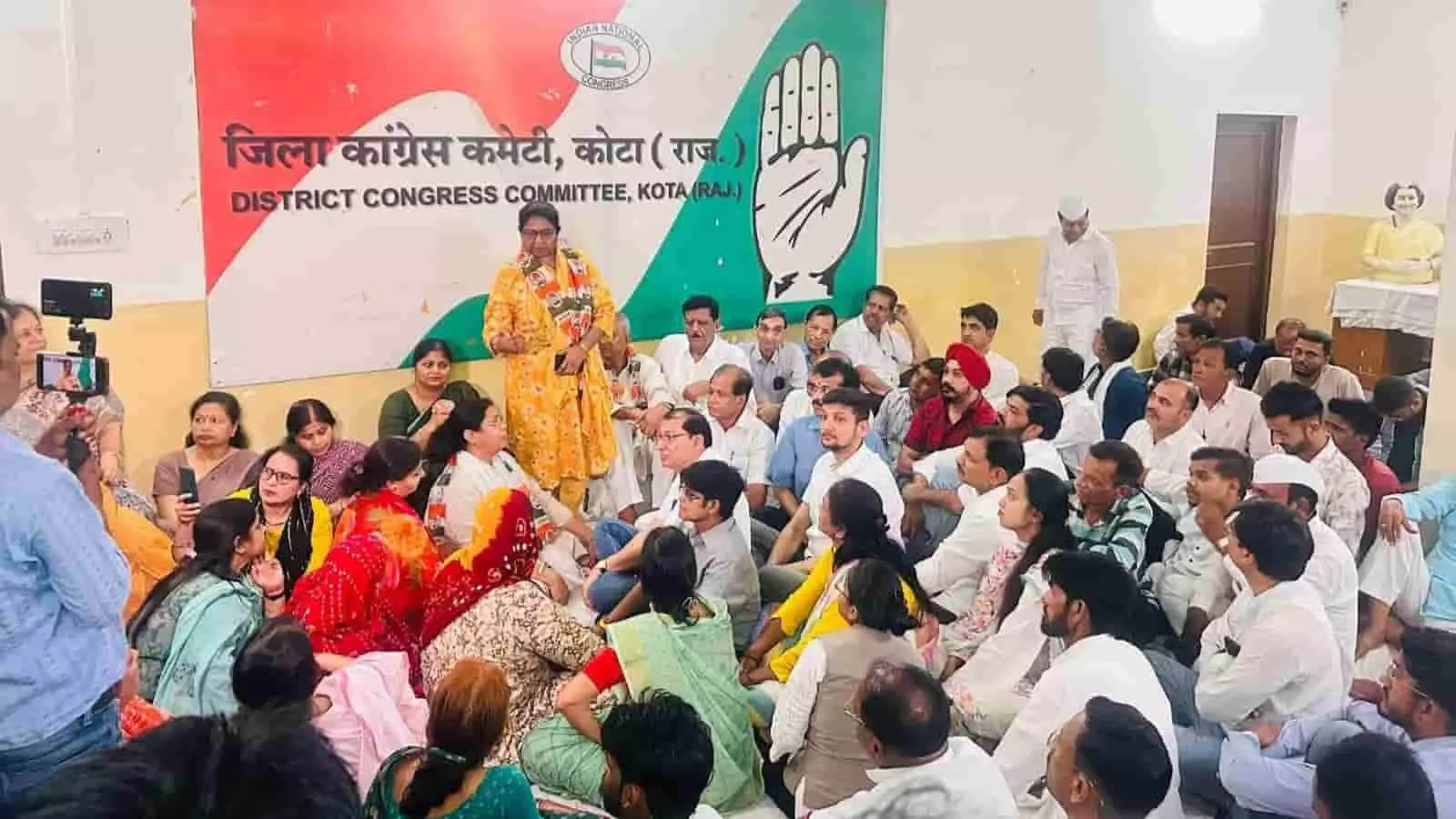 कोटा के कांग्रेस कार्यालय में राहुल गांधी के छात्र संवाद कार्यक्रम की तैयारियों के लिए बैठक करते पार्टी पदाधिकारी और कार्यकर्ता। कोटा के कांग्रेस कार्यालय में राहुल गांधी के छात्र संवाद कार्यक्रम की तैयारियों के लिए बैठक करते पार्टी पदाधिकारी और कार्यकर्ता।