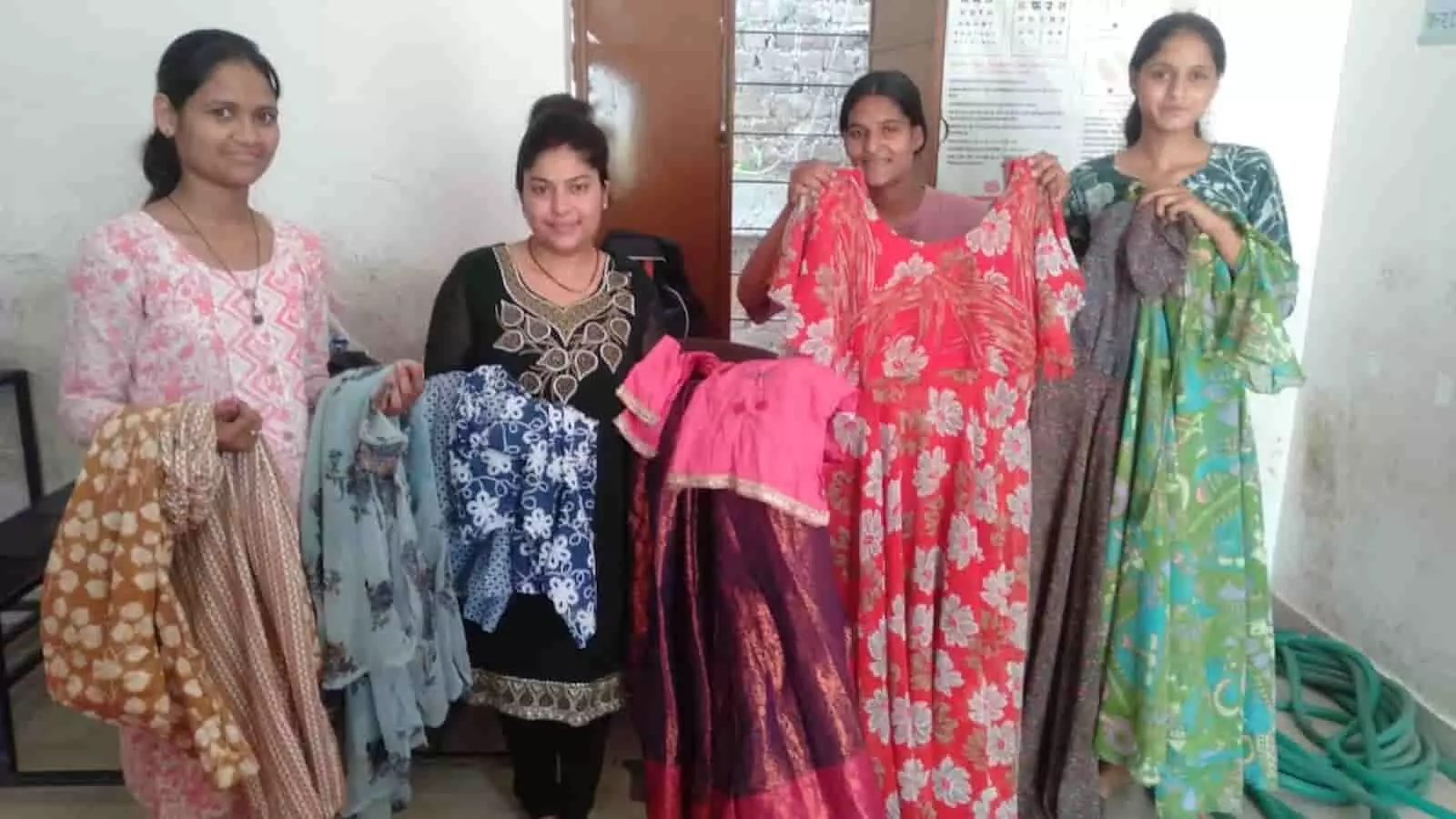 कोटा के कौशल विकास शिविर में सिलाई प्रतियोगिता के बाद बनाई गई पोशाकें हाथ में पकड़े खड़ीं चार युवतियां। कोटा के कौशल विकास शिविर में सिलाई प्रतियोगिता के बाद बनाई गई पोशाकें हाथ में पकड़े खड़ीं चार युवतियां।