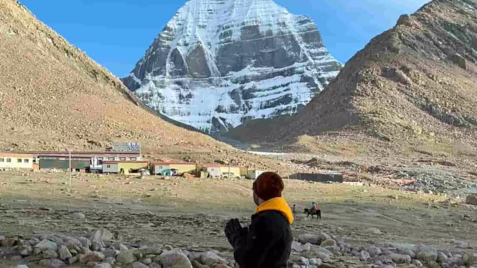 कैलाश पर्वत के सामने प्रार्थना की मुद्रा में खड़े युवा इंजीनियर शुभम शर्मा। कैलाश पर्वत के सामने प्रार्थना की मुद्रा में खड़े युवा इंजीनियर शुभम शर्मा।