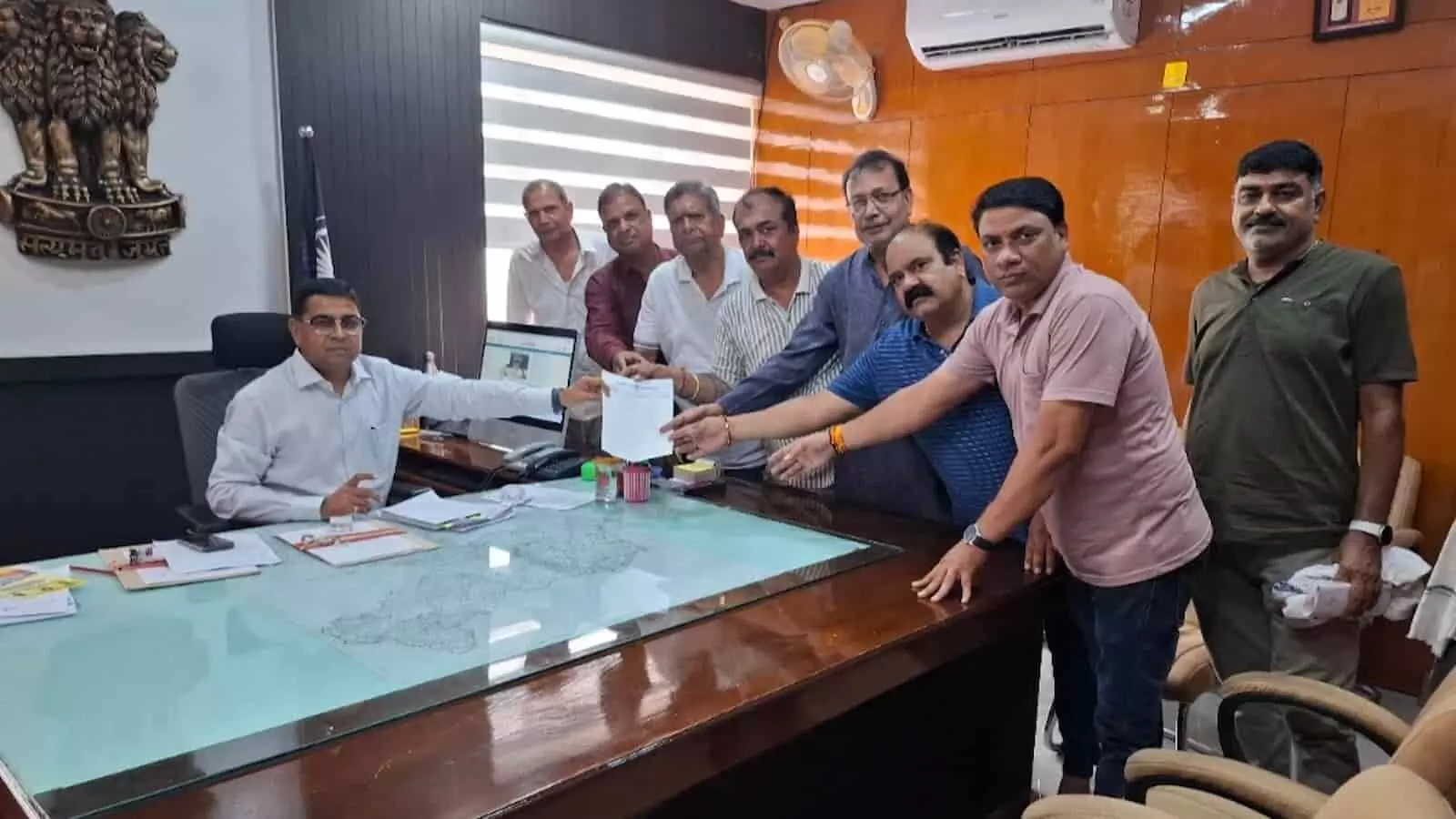 बारां में व्यापार महासंघ के पदाधिकारी जिला कलेक्टर बालमुकुंद असावा को चैंबर में ज्ञापन सौंपते हुए।