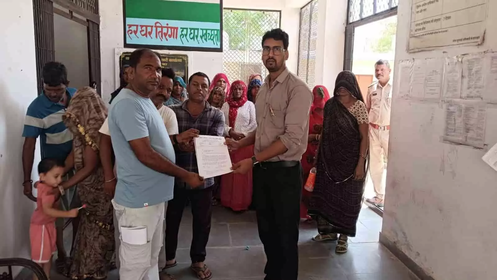 कार्यालय में सरकारी अधिकारी को ज्ञापन सौंपते हुए स्थानीय नागरिक और सफाई कर्मचारी। कार्यालय में सरकारी अधिकारी को ज्ञापन सौंपते हुए स्थानीय नागरिक और सफाई कर्मचारी।