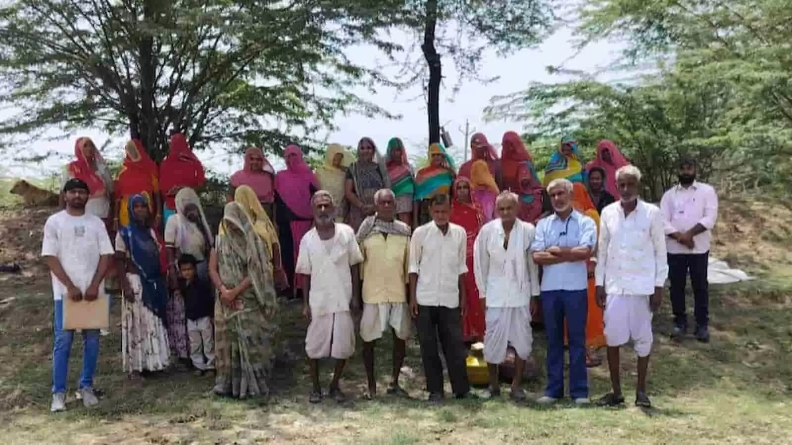 आमेट के नरेगा स्थल पर विधिक जागरूकता शिविर में पैरालीगल वॉलेन्टियर के साथ खड़े ग्रामीण। आमेट के नरेगा स्थल पर विधिक जागरूकता शिविर में पैरालीगल वॉलेन्टियर के साथ खड़े ग्रामीण।