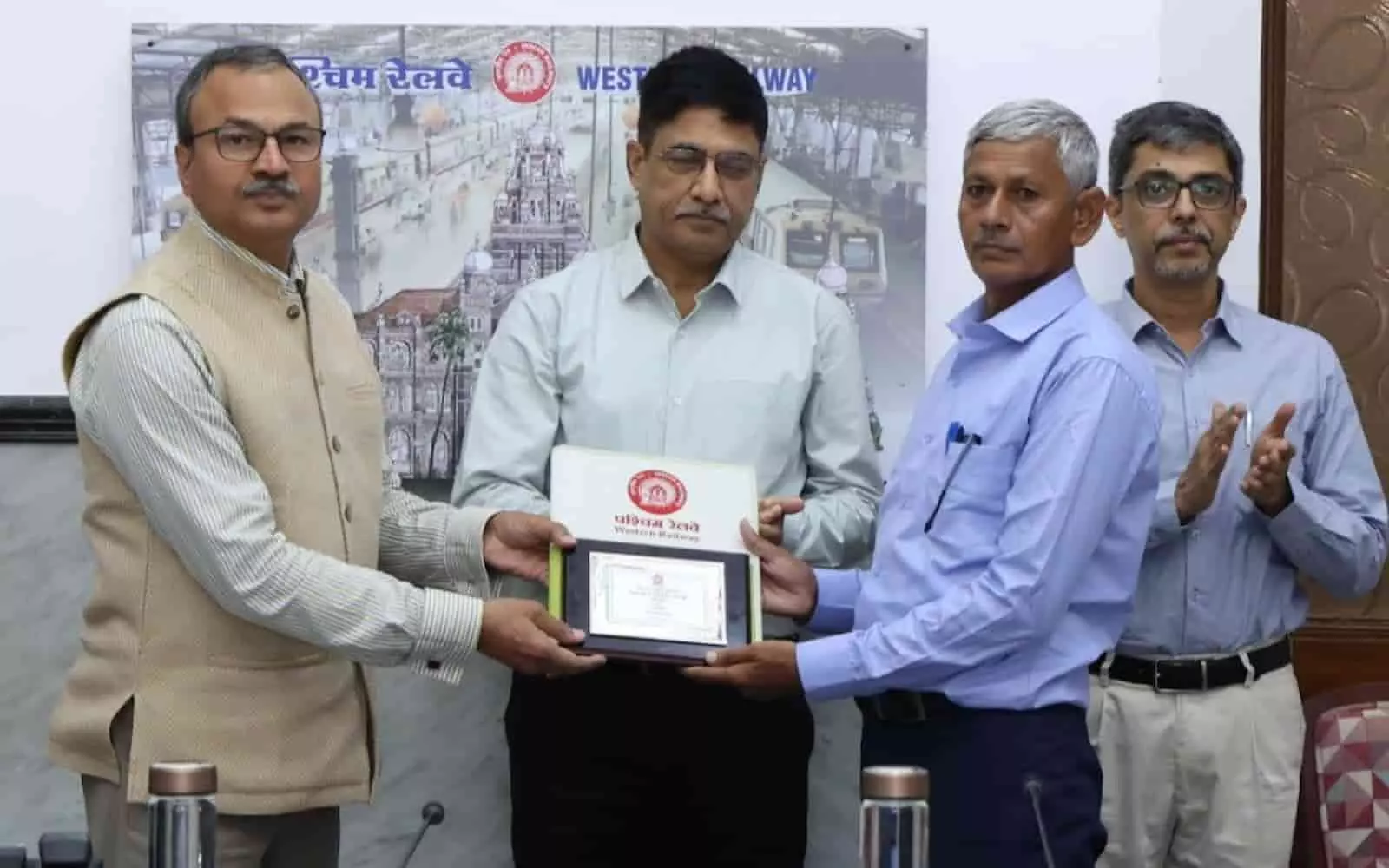 तस्वीर में महाप्रबंधक रामराज मीणा को रेलवे संरक्षा पुरस्कार देते हुए दिख रहे हैं। तस्वीर में महाप्रबंधक रामराज मीणा को रेलवे संरक्षा पुरस्कार देते हुए दिख रहे हैं।