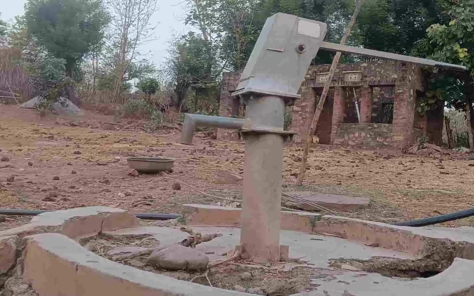तस्वीर में खेरवाड़ा के कालिया बावसी गांव में खराब पड़ा सार्वजनिक हैंडपंप दिख रहा है। तस्वीर में खेरवाड़ा के कालिया बावसी गांव में खराब पड़ा सार्वजनिक हैंडपंप दिख रहा है।
