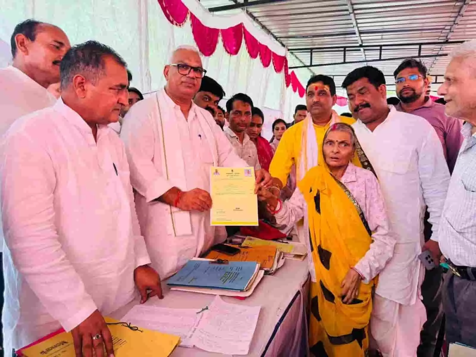 तस्वीर में करौली के शिविर में प्रभारी मंत्री और विधायक जनसमस्याओं का निराकरण करते दिख रहे हैं।