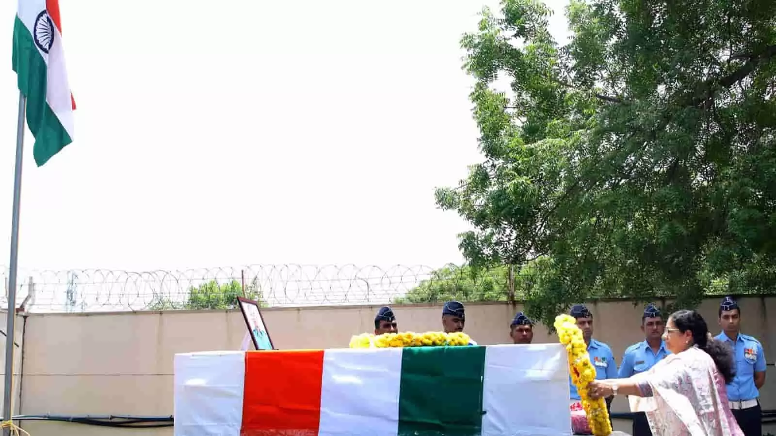 तिरंगे में लिपटे शहीद खेमाराम कुमावत के पार्थिव शरीर पर पुष्पमाला अर्पित करतीं सांसद मंजू शर्मा और मौजूद वायु सेना के जवान। तिरंगे में लिपटे शहीद खेमाराम कुमावत के पार्थिव शरीर पर पुष्पमाला अर्पित करतीं सांसद मंजू शर्मा और मौजूद वायु सेना के जवान।