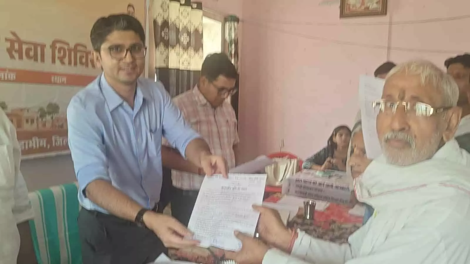 जिला कलक्टर अक्षय गोदारा टोडाभीम में जन-कल्याणकारी शिविर के दौरान लाभार्थियों को सुविधाएं देते हुए।