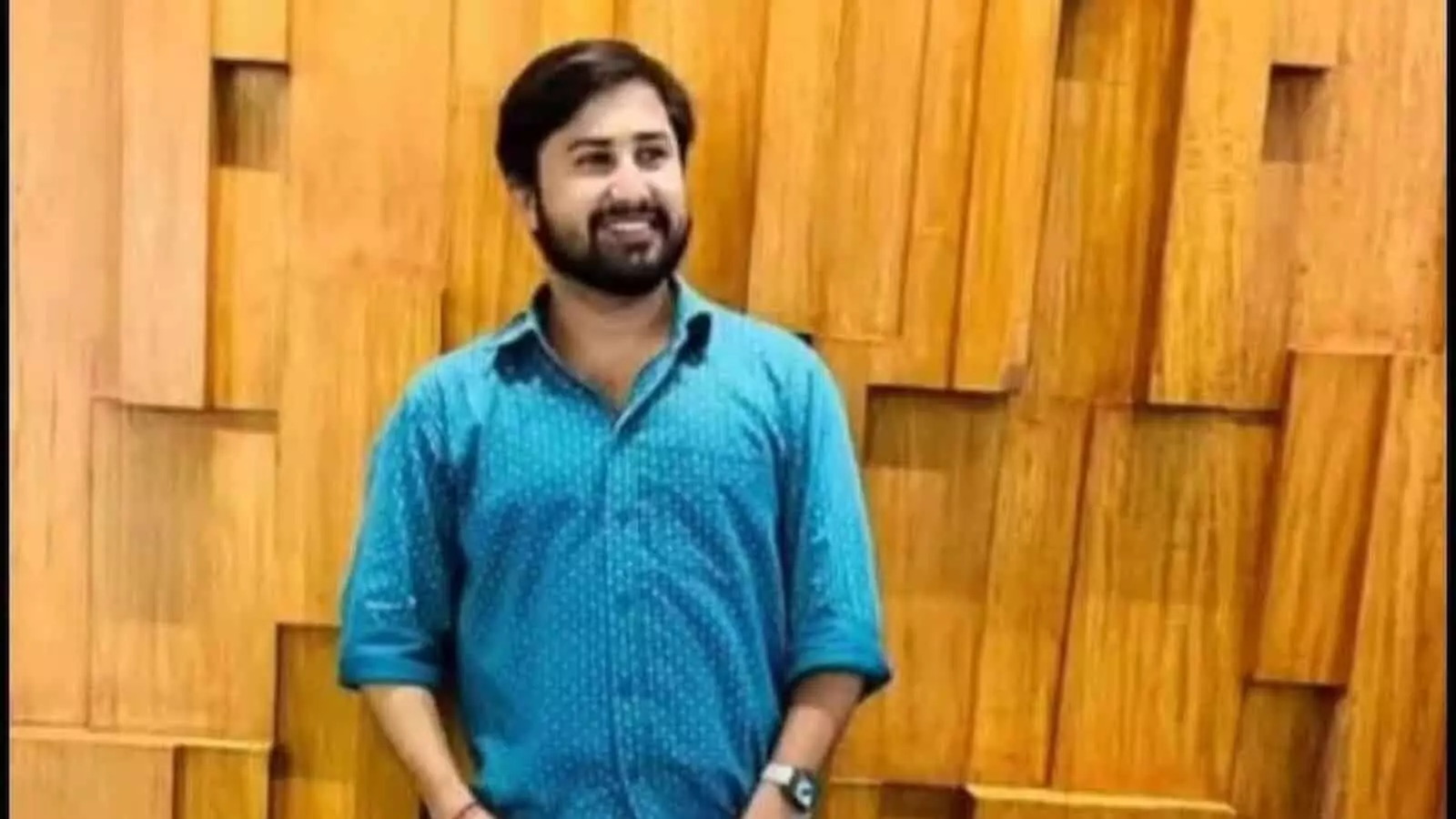 तस्वीर में दिख रहे विष्णु जांगिड़, जिनका एम्स नर्सिंग ऑफिसर पद पर चयन हुआ है।