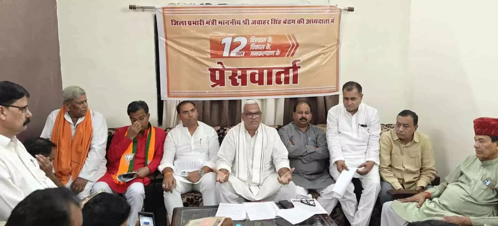 तस्वीर में करौली के प्रभारी मंत्री जवाहर सिंह बेढम प्रेस वार्ता को संबोधित कर रहे हैं।