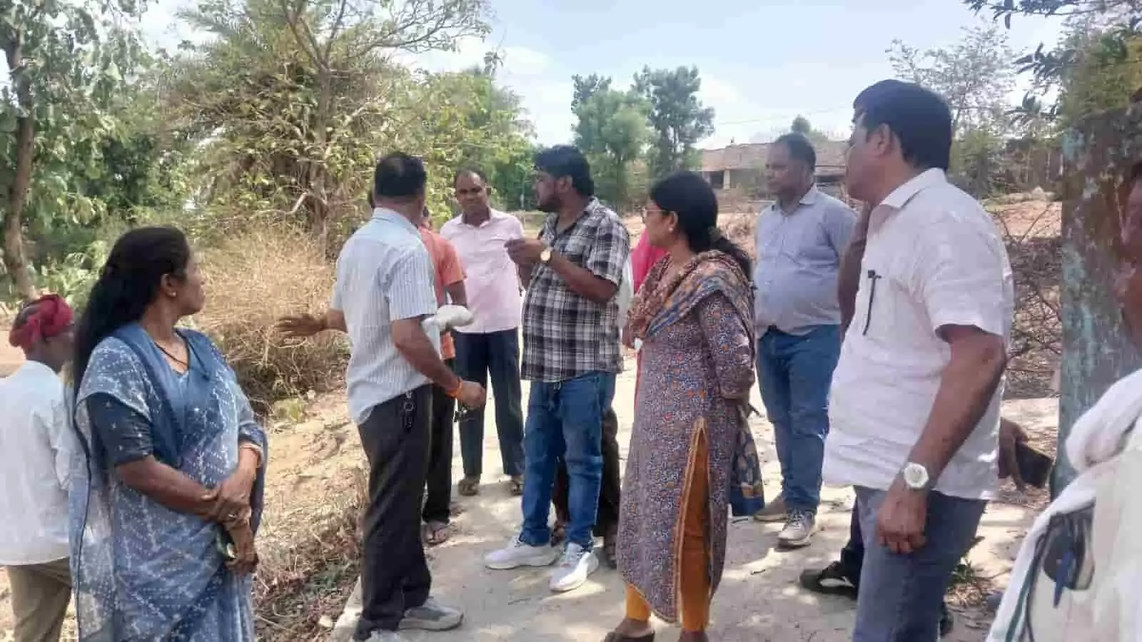ग्राम पंचायत डेरी में ग्रामीण सेवा शिविर के दौरान अतिक्रमण हटाने के बाद मौके पर खड़े प्रशासनिक अधिकारी और ग्रामीण। ग्राम पंचायत डेरी में ग्रामीण सेवा शिविर के दौरान अतिक्रमण हटाने के बाद मौके पर खड़े प्रशासनिक अधिकारी और ग्रामीण।