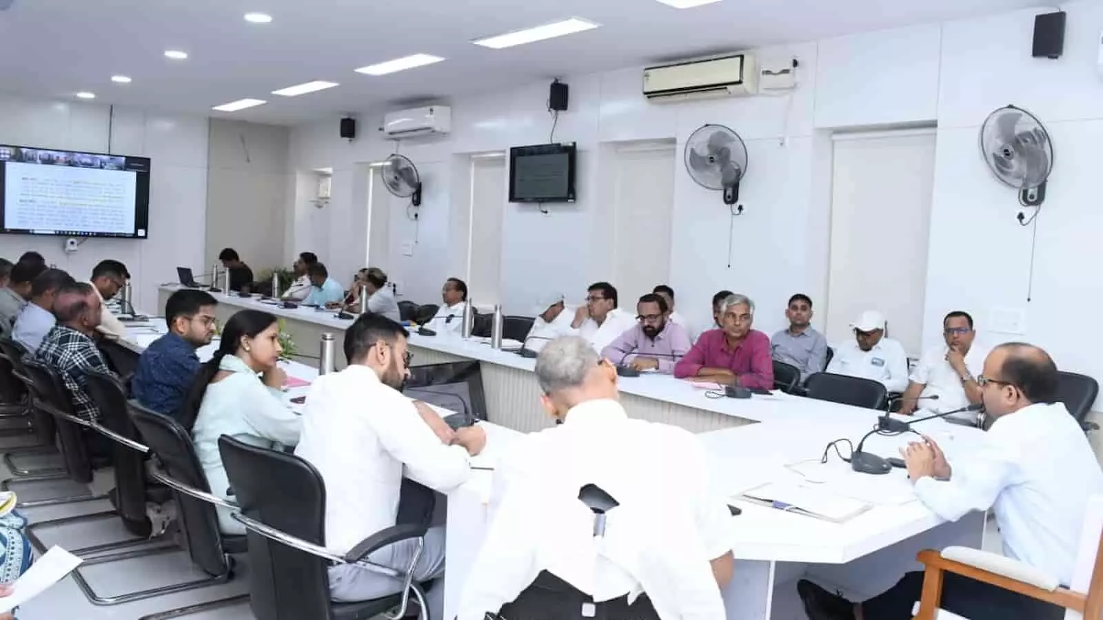 तस्वीर में जिला कलक्टर काना राम अधिकारियों के साथ सवाई माधोपुर में समीक्षा बैठक कर रहे हैं।