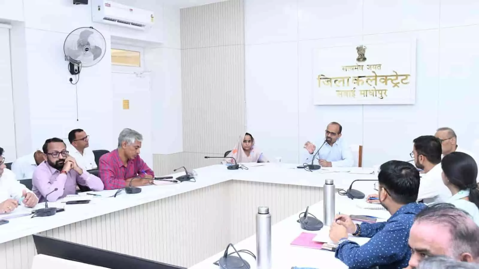 तस्वीर में जिला कलक्टर काना राम अधिकारियों के साथ मानसून आपदा प्रबंधन समीक्षा बैठक करते हुए।
