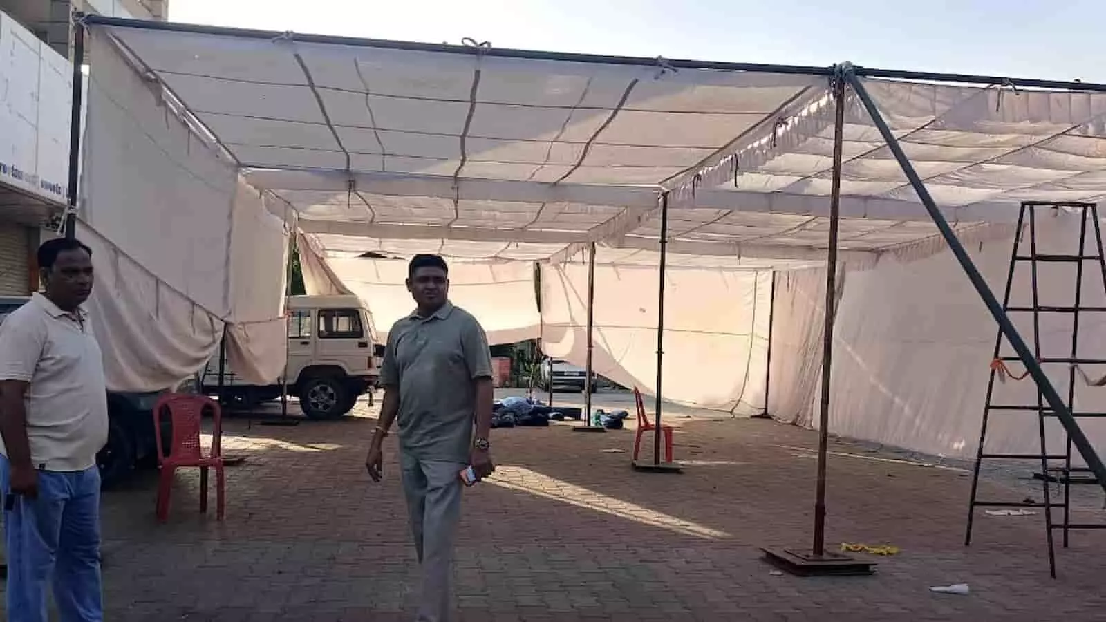 तस्वीर में भाजपा कार्यकर्ता सवाई माधोपुर में विकास प्रदर्शनी स्थल की तैयारियों का जायजा ले रहे हैं।