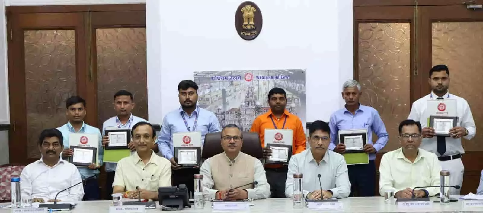 तस्वीर में महाप्रबंधक रामाश्रय पांडेय और सम्मानित होने वाले छह रेल कर्मचारी दिखाई दे रहे हैं। तस्वीर में महाप्रबंधक रामाश्रय पांडेय और सम्मानित होने वाले छह रेल कर्मचारी दिखाई दे रहे हैं।