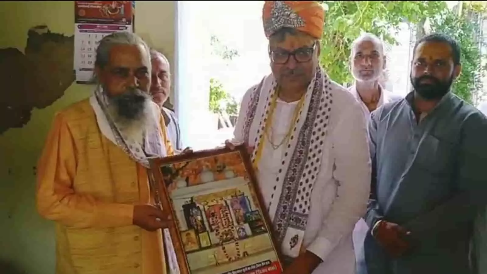 तस्वीर में सांसद सतीश पूनिया डीग के पूंछरी का लोठा स्थित मंदिर में महंत से सम्मान प्राप्त कर रहे हैं। तस्वीर में सांसद सतीश पूनिया डीग के पूंछरी का लोठा स्थित मंदिर में महंत से सम्मान प्राप्त कर रहे हैं।