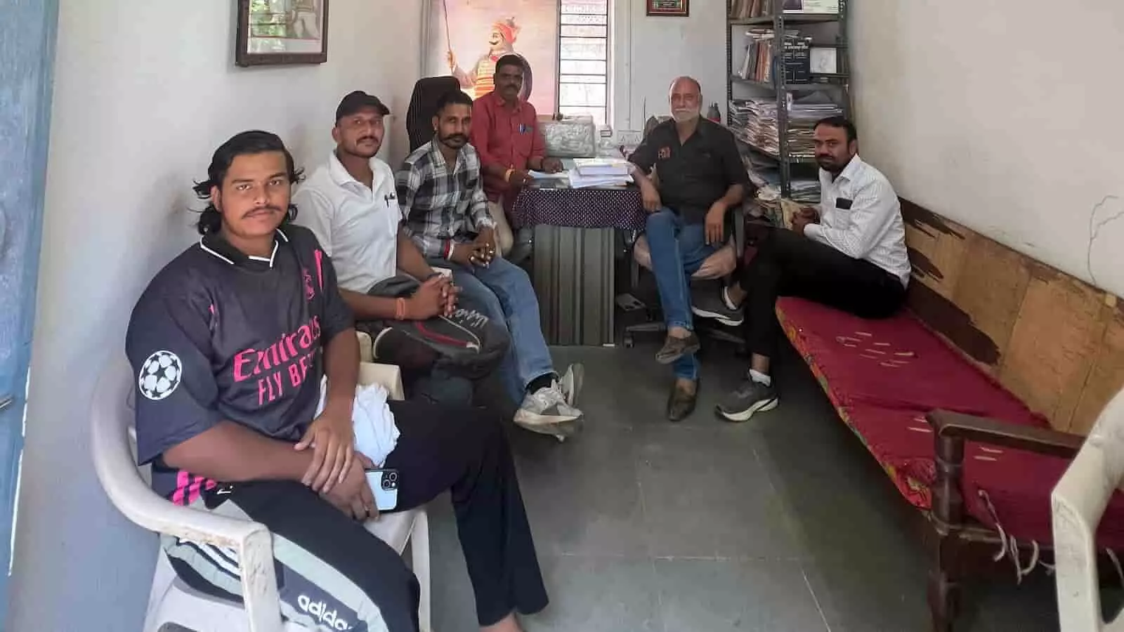 बैठक में महाराणा प्रताप जयंती की तैयारियों पर चर्चा करते समाजजन, छोटीसादड़ी। बैठक में महाराणा प्रताप जयंती की तैयारियों पर चर्चा करते समाजजन, छोटीसादड़ी।