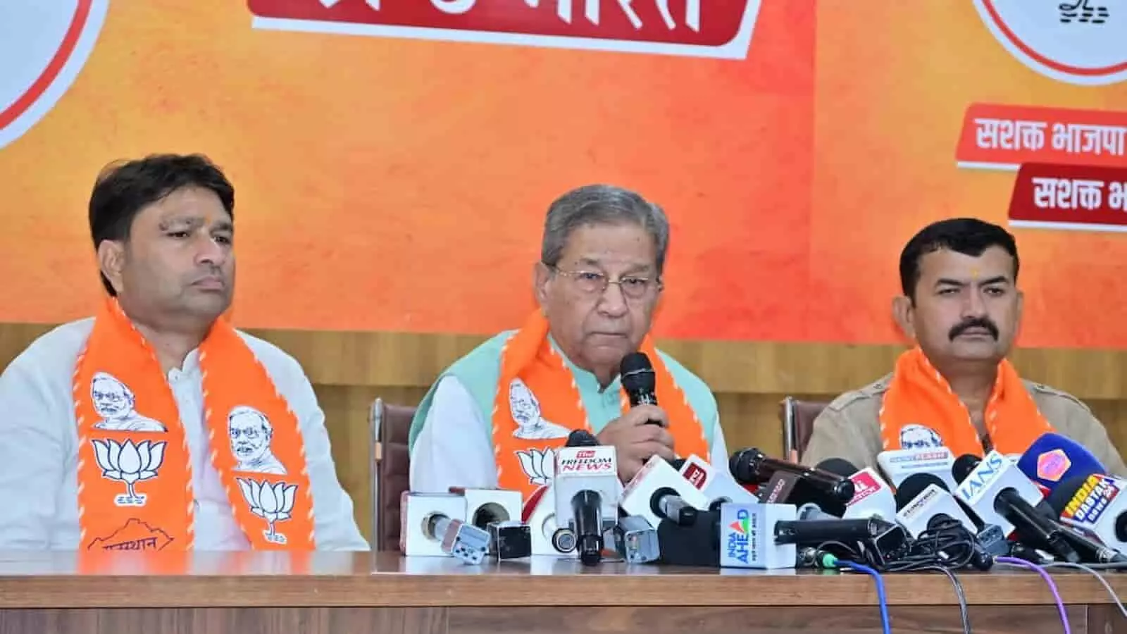 जयपुर में आयोजित भाजपा प्रेसवार्ता के दौरान मीडिया को संबोधित करते राज्यसभा सांसद घनश्याम तिवाड़ी और अन्य पार्टी पदाधिकारी। जयपुर में आयोजित भाजपा प्रेसवार्ता के दौरान मीडिया को संबोधित करते राज्यसभा सांसद घनश्याम तिवाड़ी और अन्य पार्टी पदाधिकारी।