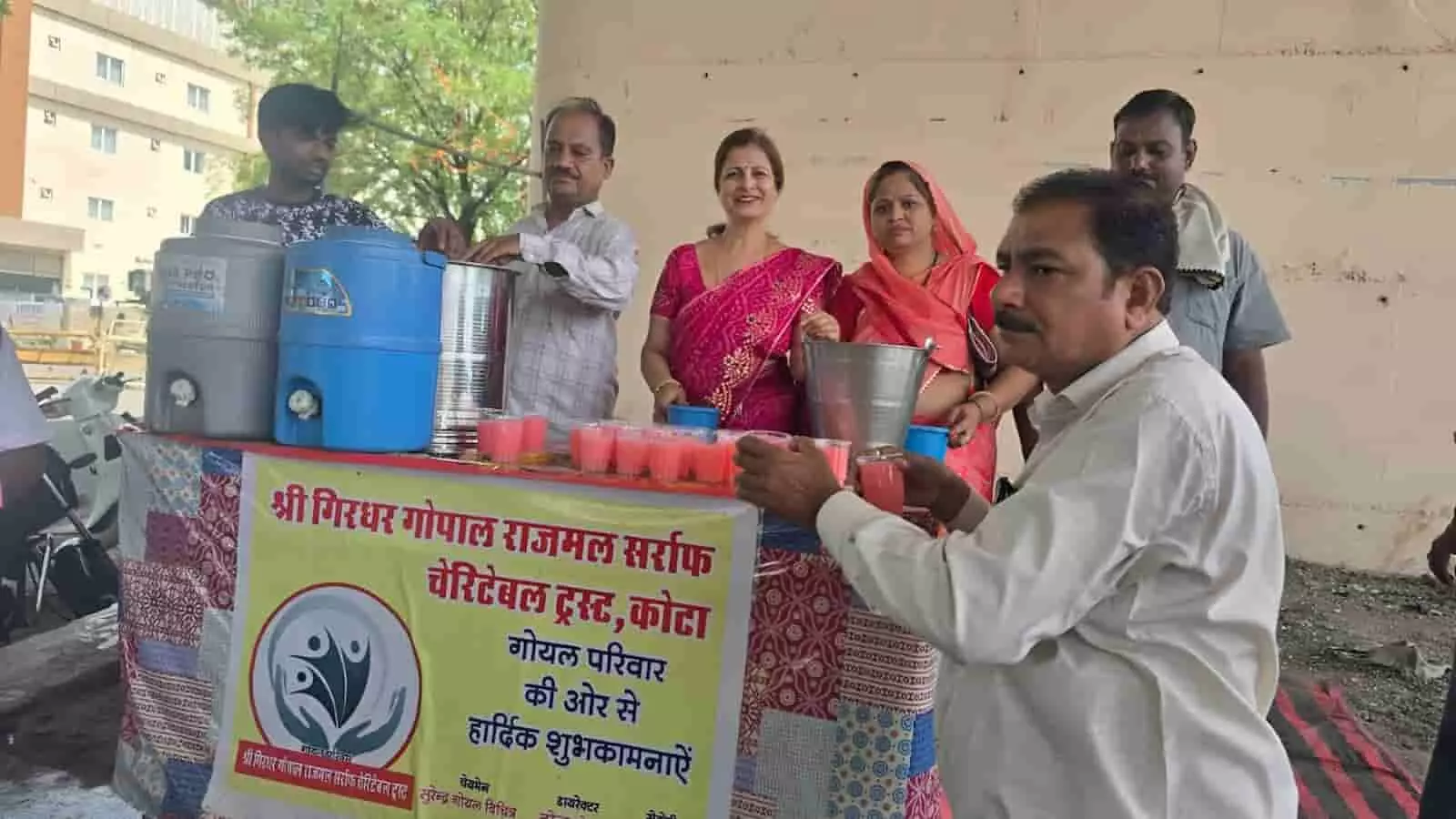 तस्वीर में कोटा के कॉमर्स कॉलेज चौराहे पर राहगीरों को शीतल शरबत वितरित करते लोग। तस्वीर में कोटा के कॉमर्स कॉलेज चौराहे पर राहगीरों को शीतल शरबत वितरित करते लोग।