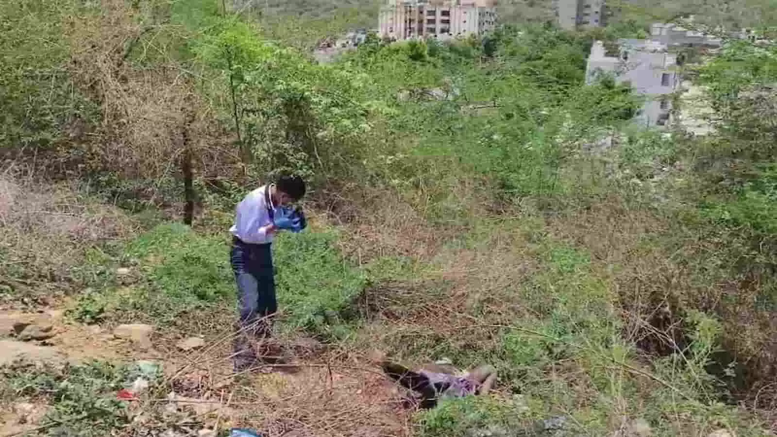 नाथद्वारा में वन विभाग की भूमि पर महिला का शव मिलने के बाद घटनास्थल की जांच करती पुलिस टीम। नाथद्वारा में वन विभाग की भूमि पर महिला का शव मिलने के बाद घटनास्थल की जांच करती पुलिस टीम।