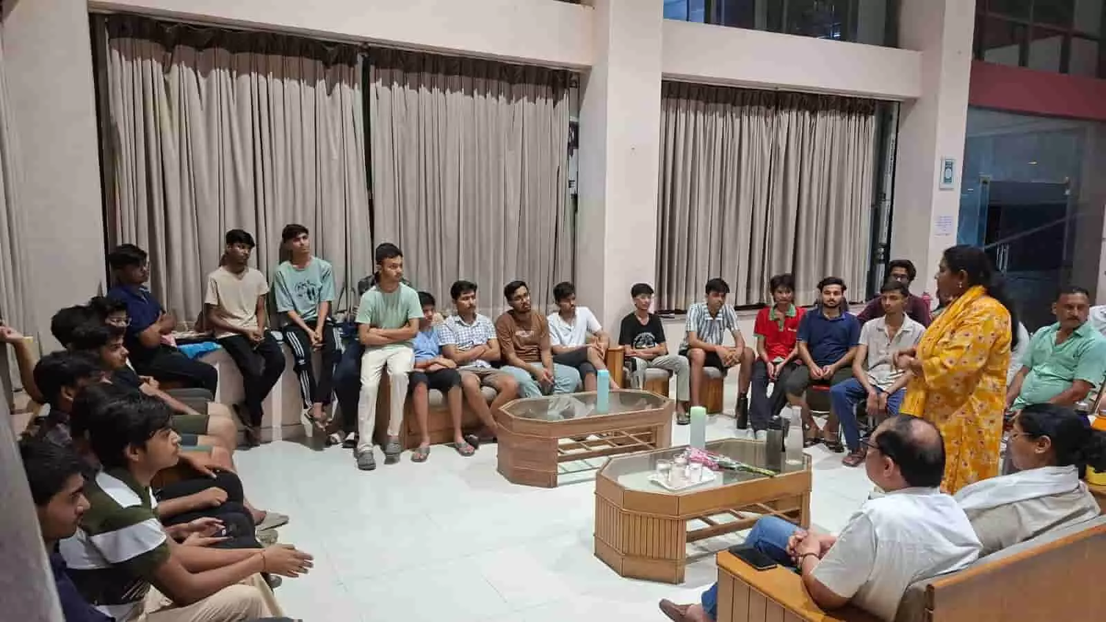 तस्वीर में कांग्रेस नेता पूनम पासवान कोटा में छात्रों से नीट पेपर लीक मामले पर चर्चा कर रही हैं। तस्वीर में कांग्रेस नेता पूनम पासवान कोटा में छात्रों से नीट पेपर लीक मामले पर चर्चा कर रही हैं।