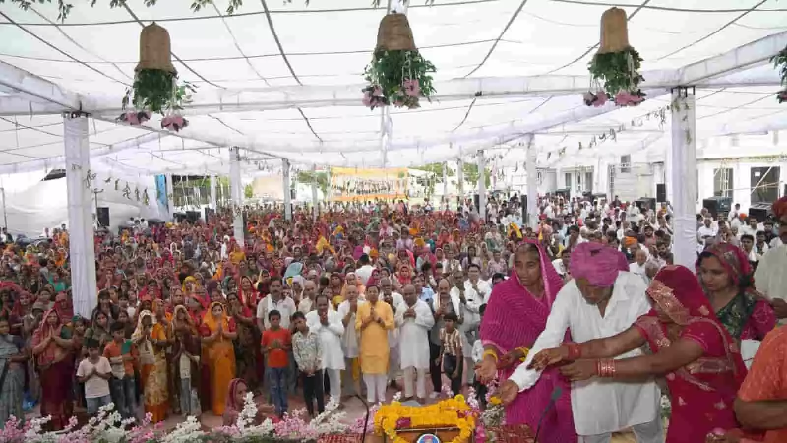 कोटा के धरणीधर गार्डन में कथा पूर्णाहुति और हवन करते श्रद्धालु और भक्तगण। कोटा के धरणीधर गार्डन में कथा पूर्णाहुति और हवन करते श्रद्धालु और भक्तगण।