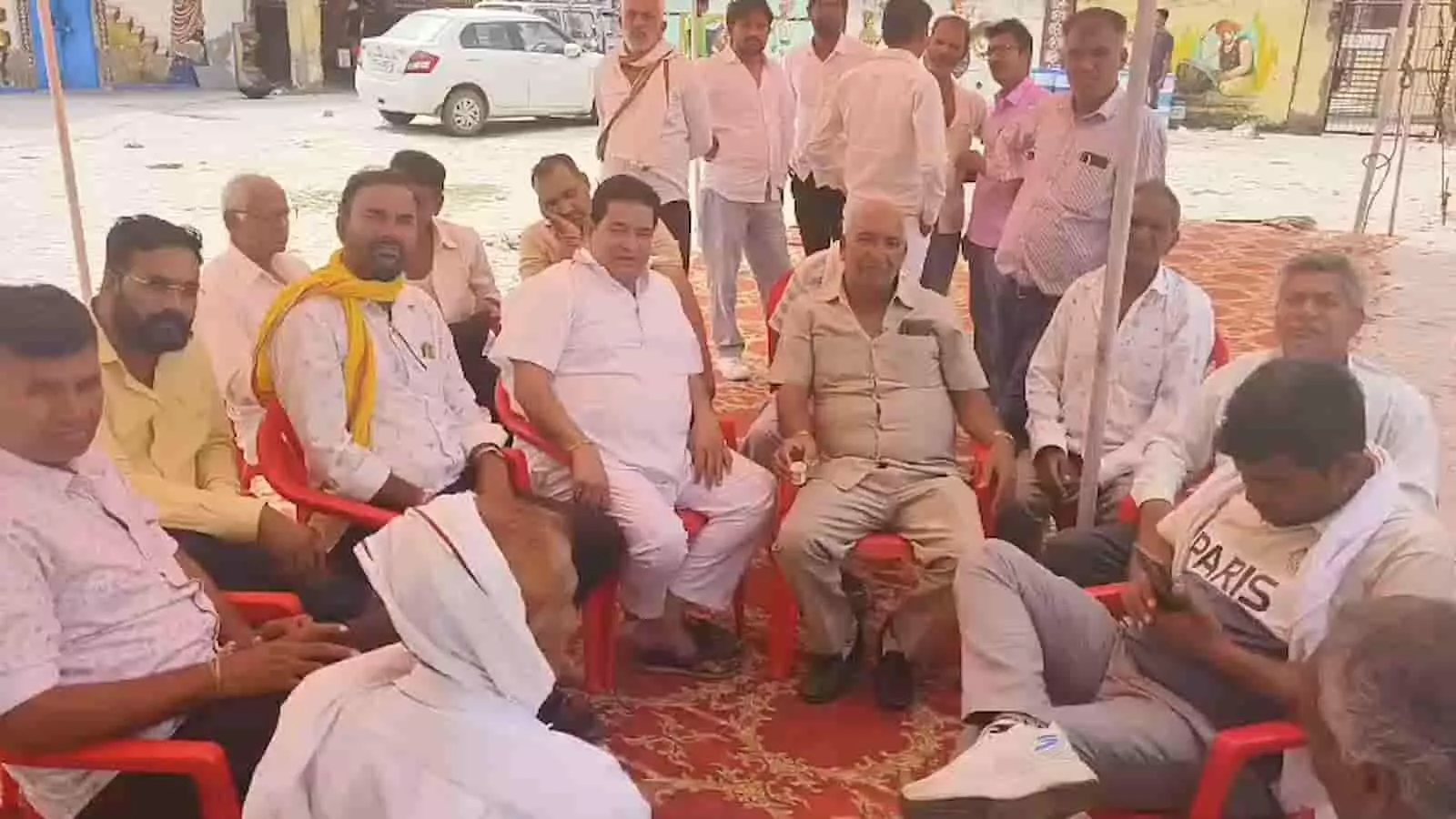 राजसमंद में आचार्य ब्राह्मण समाज विकास समिति चुनाव परिणाम के दौरान लाल कुर्सियों पर बैठे समाज के लोग और पदाधिकारी। राजसमंद में आचार्य ब्राह्मण समाज विकास समिति चुनाव परिणाम के दौरान लाल कुर्सियों पर बैठे समाज के लोग और पदाधिकारी।