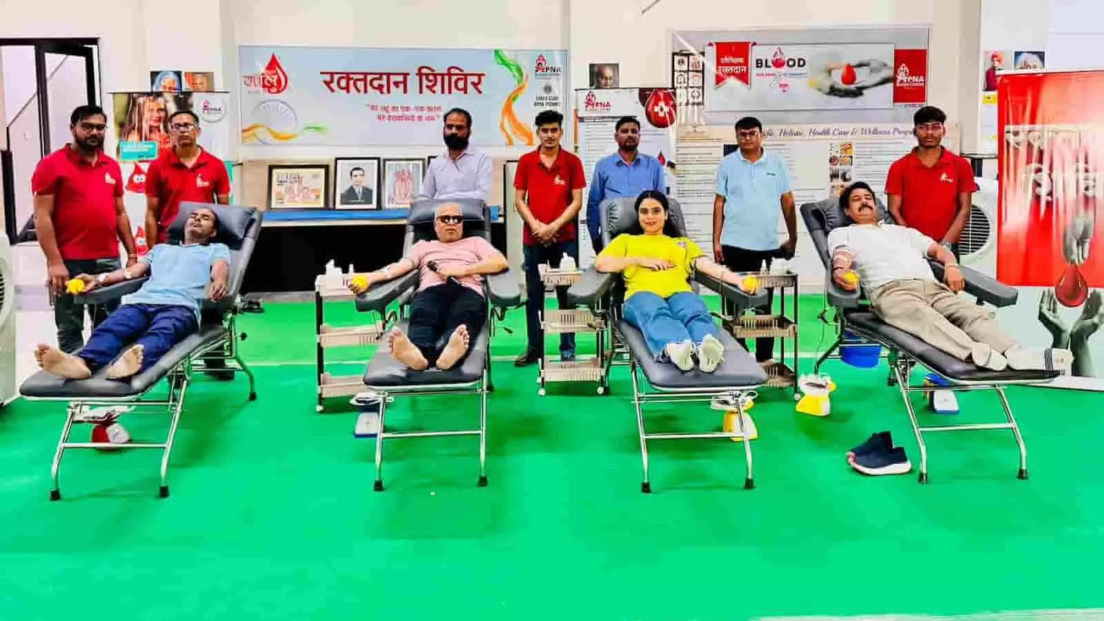 तस्वीर में कोटा के आरोग्यम चिकित्सालय में रक्तदान शिविर के दौरान रक्तदाता दिख रहे हैं। तस्वीर में कोटा के आरोग्यम चिकित्सालय में रक्तदान शिविर के दौरान रक्तदाता दिख रहे हैं।