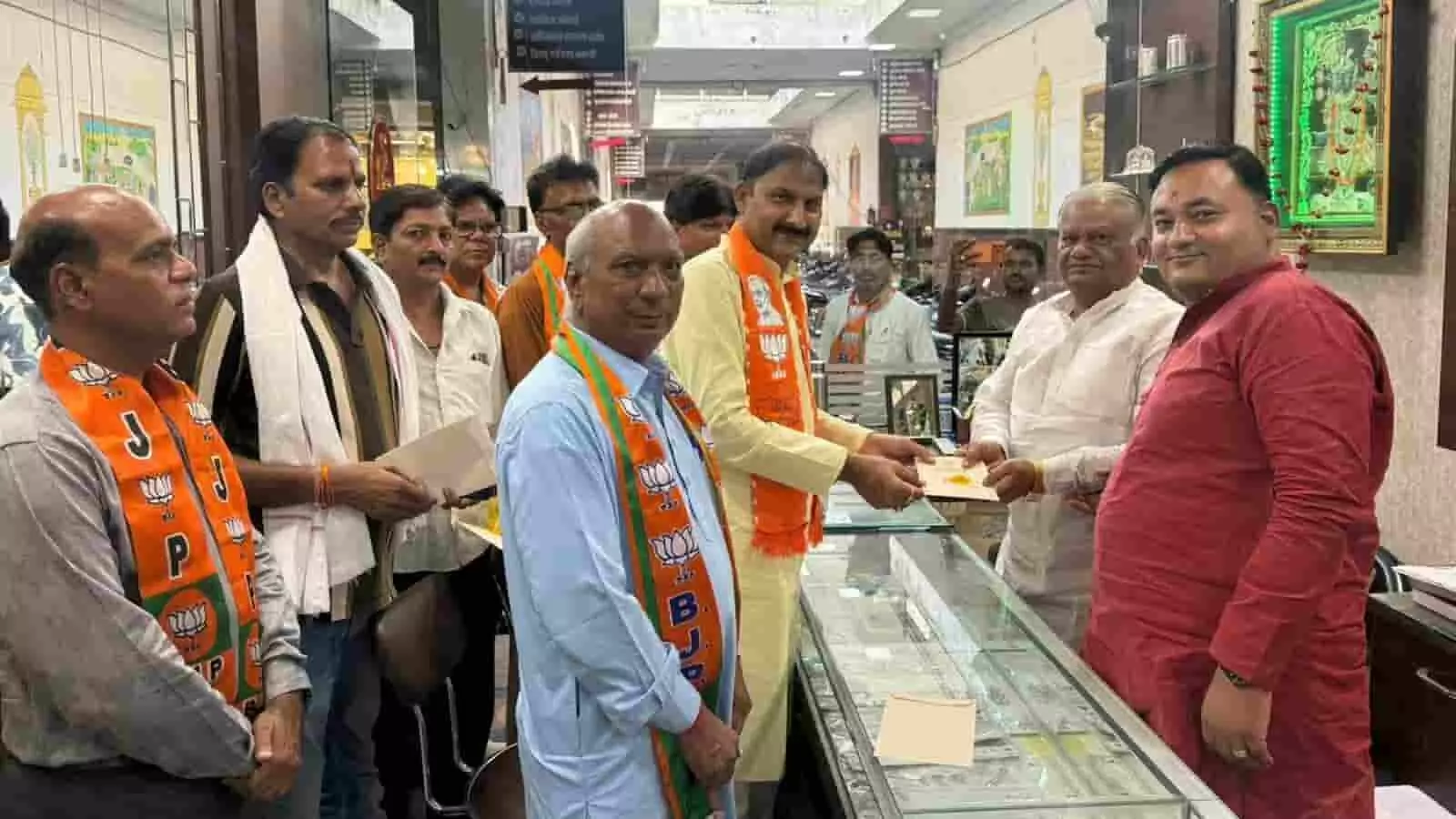 तस्वीर में भाजपा नेता कोटा के व्यापारियों को विकसित भारत संकल्प सम्मेलन का निमंत्रण दे रहे हैं। तस्वीर में भाजपा नेता कोटा के व्यापारियों को विकसित भारत संकल्प सम्मेलन का निमंत्रण दे रहे हैं।