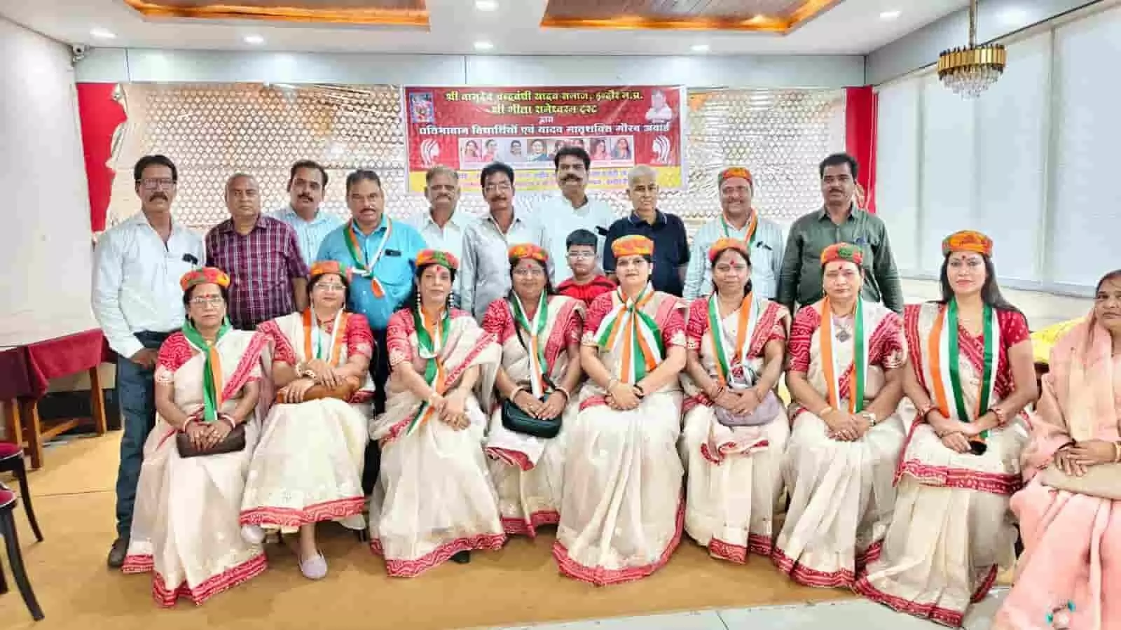 तस्वीर में गूंज महिला मंडल की सदस्य और अन्य अतिथि इंदौर में सम्मान समारोह के दौरान। तस्वीर में गूंज महिला मंडल की सदस्य और अन्य अतिथि इंदौर में सम्मान समारोह के दौरान।