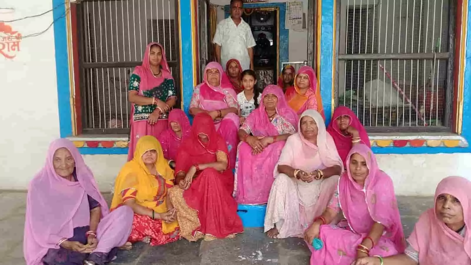 खेरोदा के चारभुजा नाथ मंदिर परिसर में बैठी महिला श्रद्धालु और स्थानीय ग्रामीण पुरुषोत्तम मास के धार्मिक उत्सव के दौरान। खेरोदा के चारभुजा नाथ मंदिर परिसर में बैठी महिला श्रद्धालु और स्थानीय ग्रामीण पुरुषोत्तम मास के धार्मिक उत्सव के दौरान।