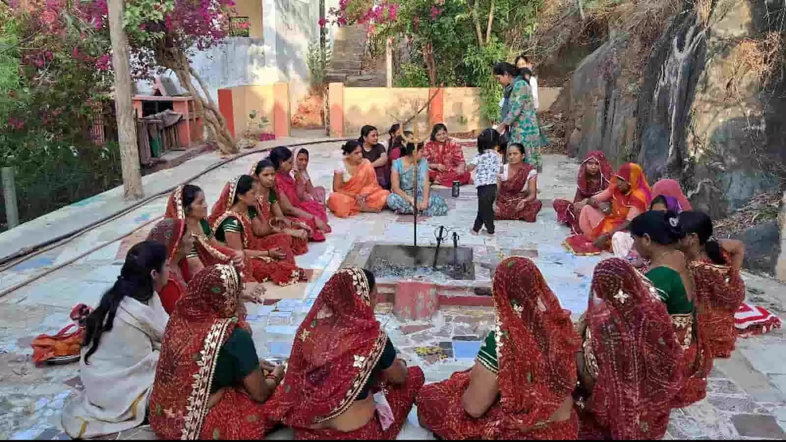 सिद्धेश्वर सोमनाथ महादेव मंदिर बावलवाड़ा में सोमवती अमावस्या पर हवन कुंड के पास बैठी महिला श्रद्धालु। सिद्धेश्वर सोमनाथ महादेव मंदिर बावलवाड़ा में सोमवती अमावस्या पर हवन कुंड के पास बैठी महिला श्रद्धालु।