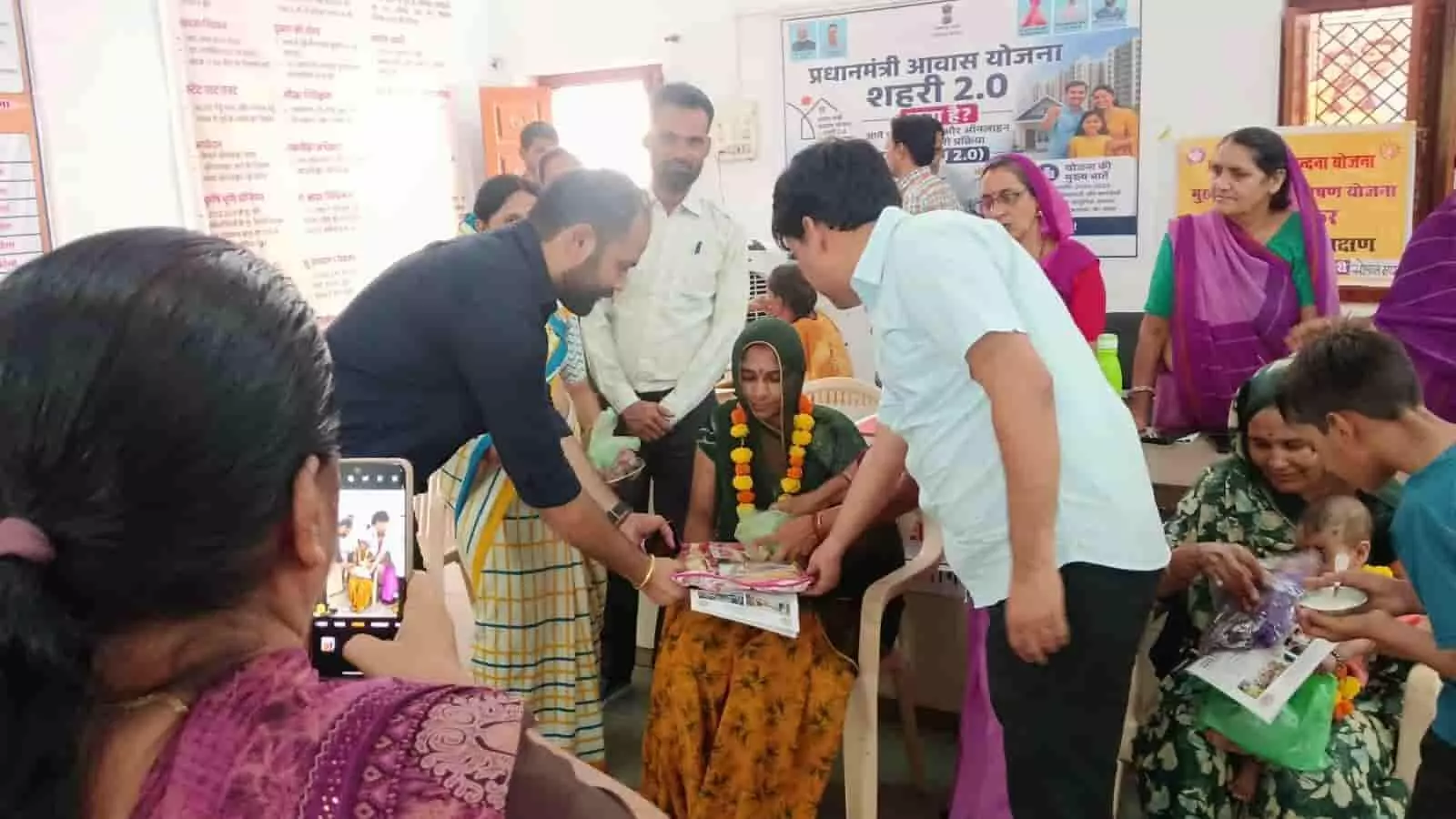 आकोला शहरी शिविर में महिला एवं बाल विकास विभाग के स्टॉल पर बच्चे का अन्नप्राशन संस्कार करवाते अधिकारीगण। आकोला शहरी शिविर में महिला एवं बाल विकास विभाग के स्टॉल पर बच्चे का अन्नप्राशन संस्कार करवाते अधिकारीगण।