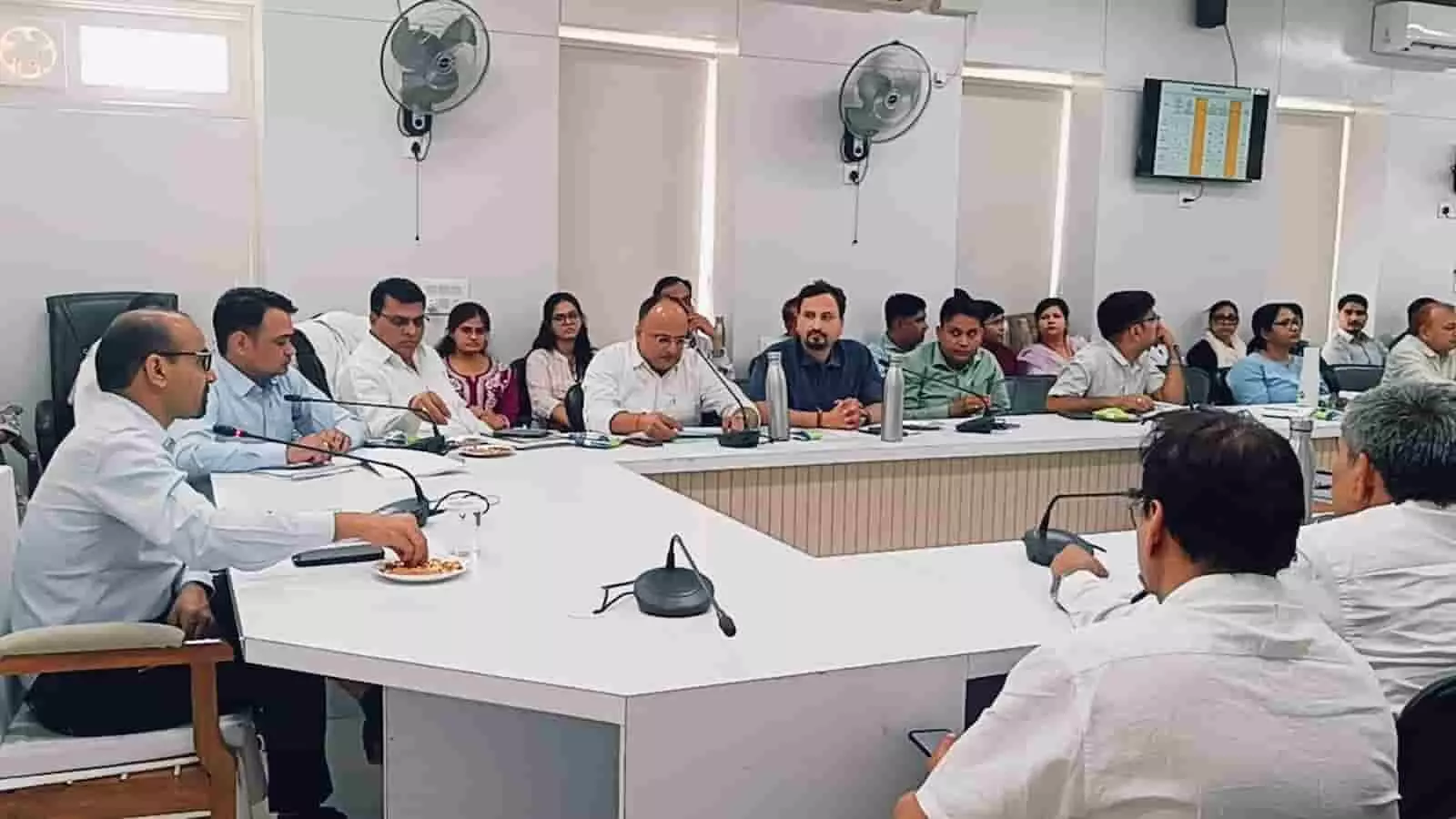 जिला कलेक्ट्रेट सभागार में जिला कलक्टर काना राम की अध्यक्षता में आयोजित जिला स्वास्थ्य समिति की बैठक में समीक्षा करते अधिकारी।