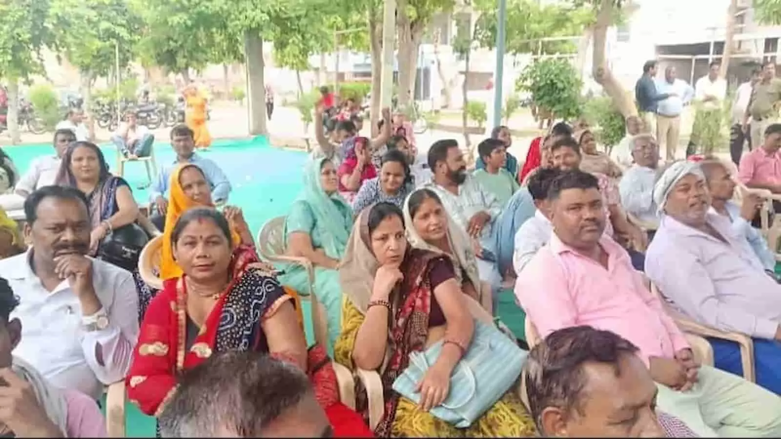 तस्वीर में सांगानेर में आयोजित शहरी सेवा शिविर में मौजूद नागरिक और लाभार्थी दिखाई दे रहे हैं। तस्वीर में सांगानेर में आयोजित शहरी सेवा शिविर में मौजूद नागरिक और लाभार्थी दिखाई दे रहे हैं।