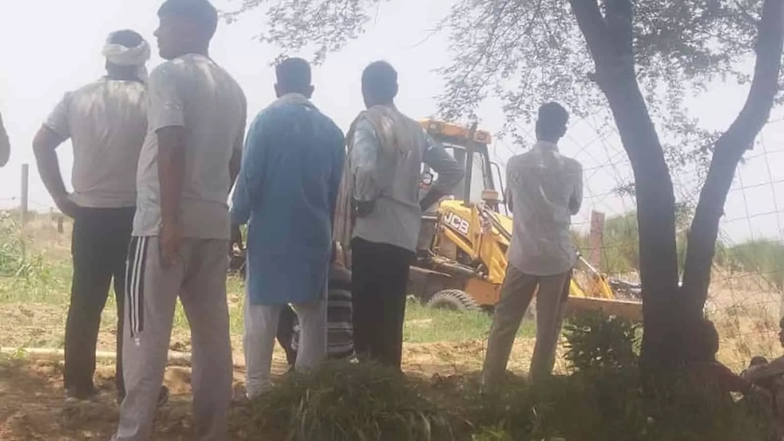 बामनवास के गोविंदपुरा गांव में प्रशासनिक टीम और ग्रामीणों की मौजूदगी में जेसीबी मशीन से आम रास्ते से अतिक्रमण हटाने की कार्रवाई। बामनवास के गोविंदपुरा गांव में प्रशासनिक टीम और ग्रामीणों की मौजूदगी में जेसीबी मशीन से आम रास्ते से अतिक्रमण हटाने की कार्रवाई।