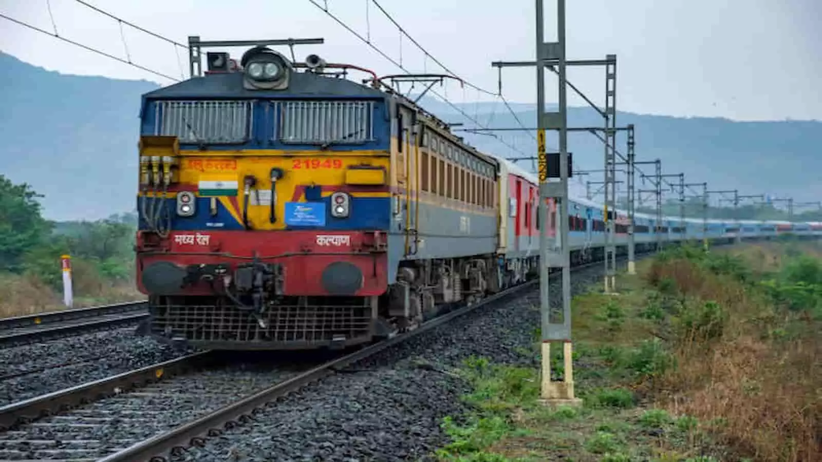 मुंबई में पटरी पर दौड़ती मध्य रेलवे की लोकल ट्रेन सायन ओवर ब्रिज निर्माण कार्य के संदर्भ में। मुंबई में पटरी पर दौड़ती मध्य रेलवे की लोकल ट्रेन सायन ओवर ब्रिज निर्माण कार्य के संदर्भ में।