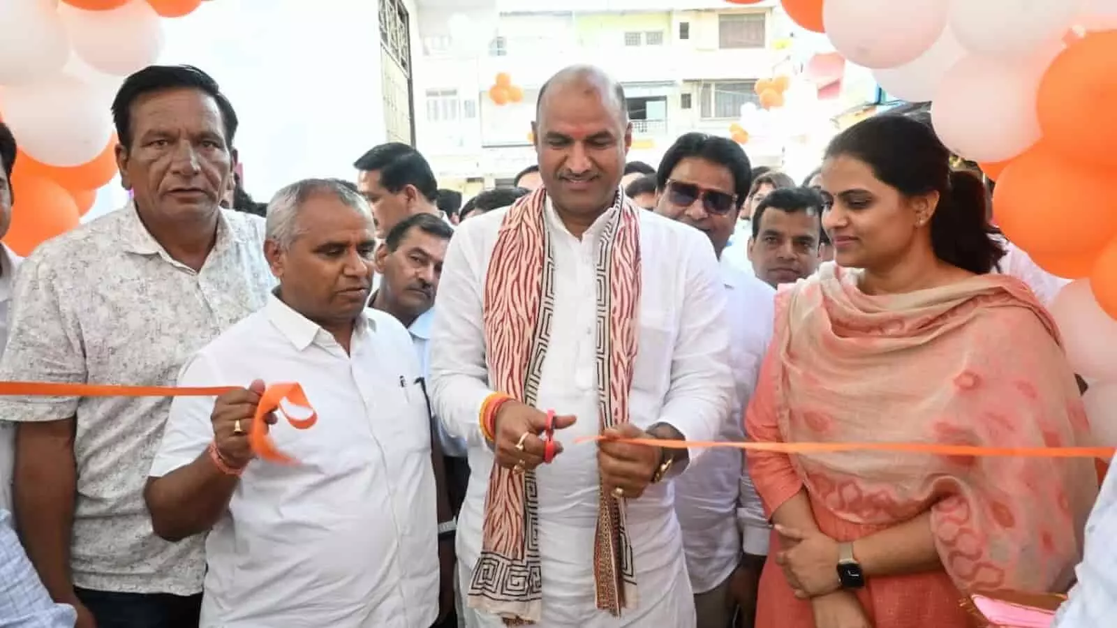 चित्तौड़गढ़ में सांसद सीपी जोशी और जिला कलक्टर प्रदर्शनी का उद्घाटन करते हुए।
