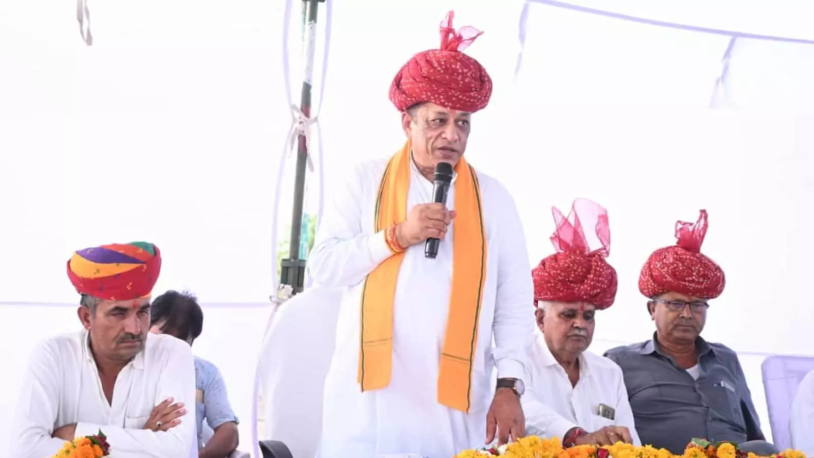 तस्वीर में मंत्री जोराराम कुमावत शिवपुरा में पेयजल परियोजना का शिलान्यास करते दिख रहे हैं। तस्वीर में मंत्री जोराराम कुमावत शिवपुरा में पेयजल परियोजना का शिलान्यास करते दिख रहे हैं।