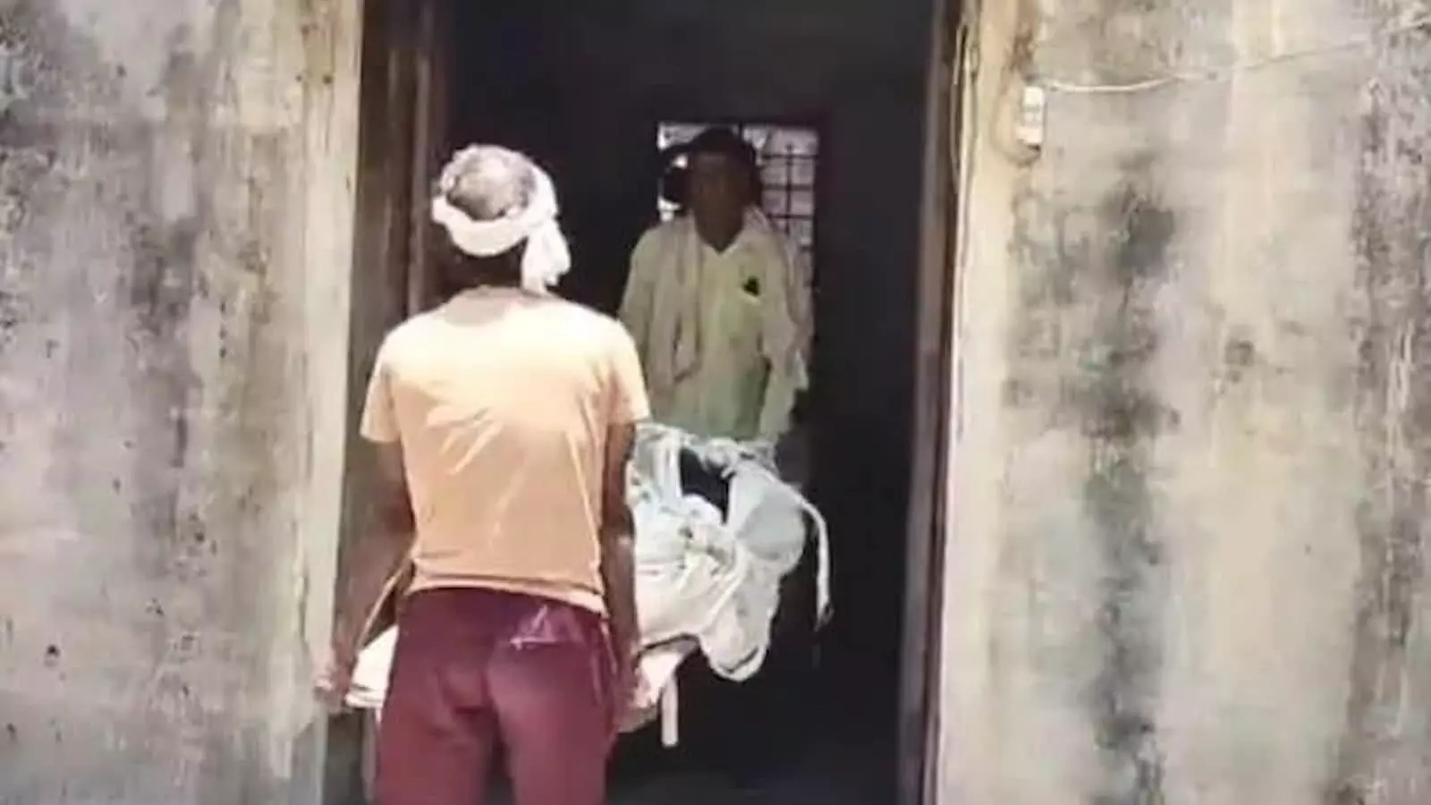 बयाना के समोगर गांव में रेल हादसे में मृत व्यक्ति का शव अस्पताल ले जाते हुए। बयाना के समोगर गांव में रेल हादसे में मृत व्यक्ति का शव अस्पताल ले जाते हुए।