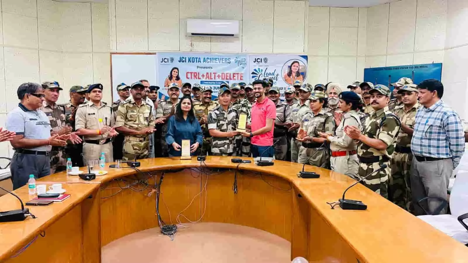 कोटा थर्मल पावर प्लांट के सम्मेलन कक्ष में तनाव प्रबंधन कार्यशाला के दौरान उपस्थित सीआईएसएफ जवान और अधिकारी। कोटा थर्मल पावर प्लांट के सम्मेलन कक्ष में तनाव प्रबंधन कार्यशाला के दौरान उपस्थित सीआईएसएफ जवान और अधिकारी।
