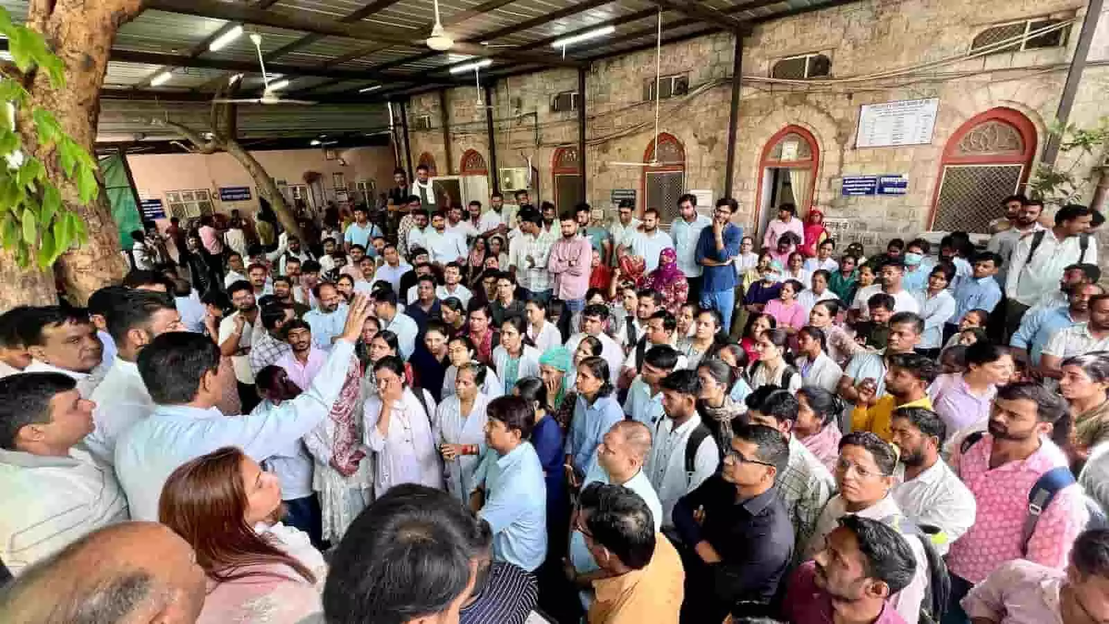 तस्वीर में जनाना अस्पताल जयपुर में एकजुट हुए नर्सेज सरकार की नीतियों का विरोध कर रहे हैं। तस्वीर में जनाना अस्पताल जयपुर में एकजुट हुए नर्सेज सरकार की नीतियों का विरोध कर रहे हैं।