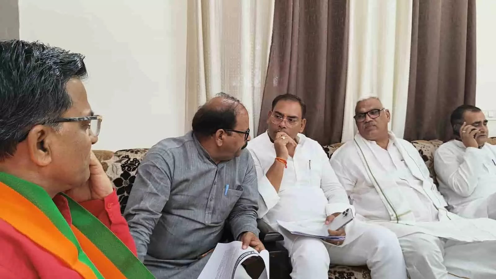 करौली सर्किट हाउस में प्रेसवार्ता करते हुए प्रभारी मंत्री जवाहर सिंह बेढम और अन्य उपस्थित प्रतिनिधि। करौली सर्किट हाउस में प्रेसवार्ता करते हुए प्रभारी मंत्री जवाहर सिंह बेढम और अन्य उपस्थित प्रतिनिधि।