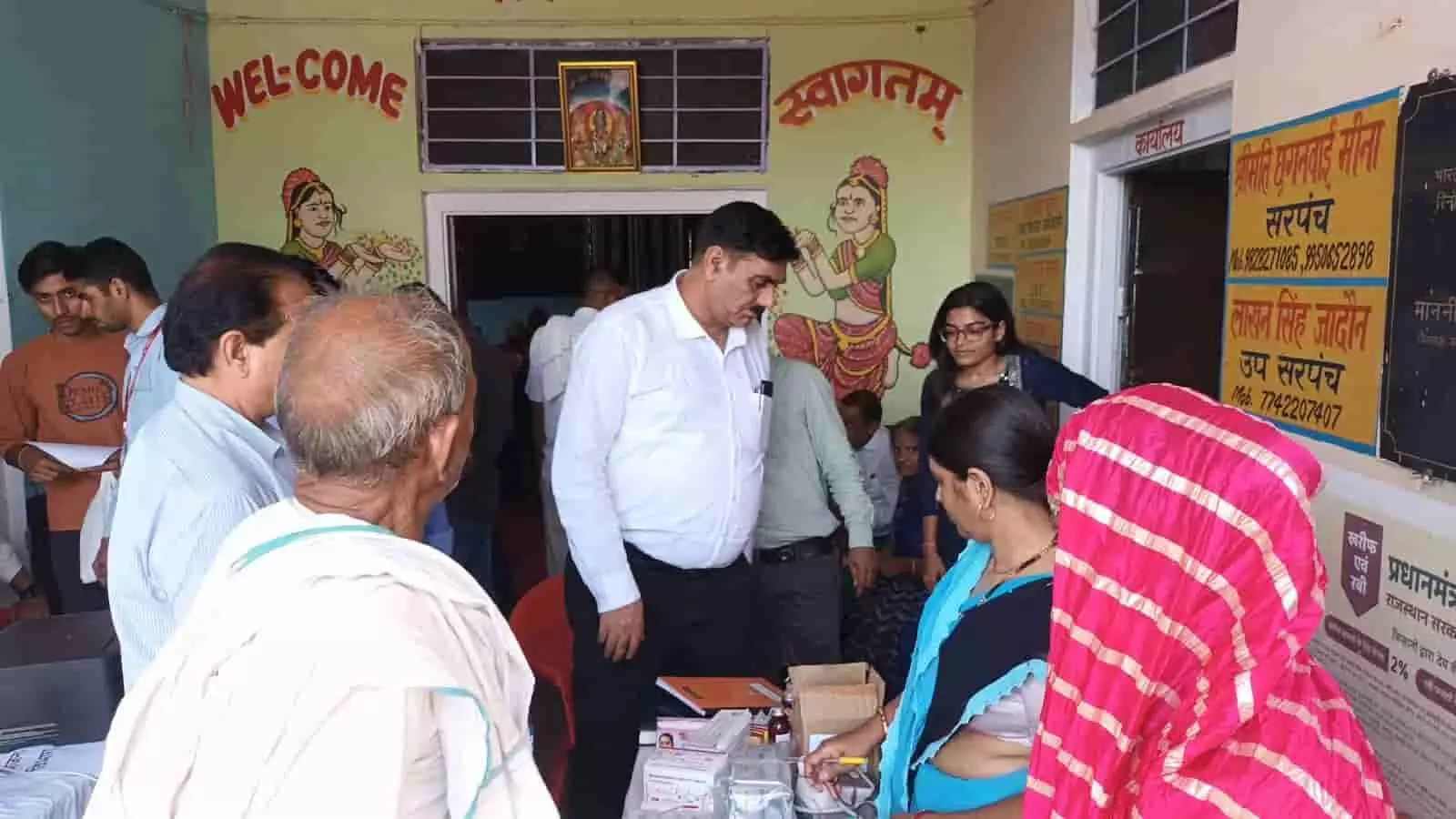 करौली में ग्रामीण स्वास्थ्य शिविर का निरीक्षण करते सीएमएचओ करौली में ग्रामीण स्वास्थ्य शिविर का निरीक्षण करते सीएमएचओ