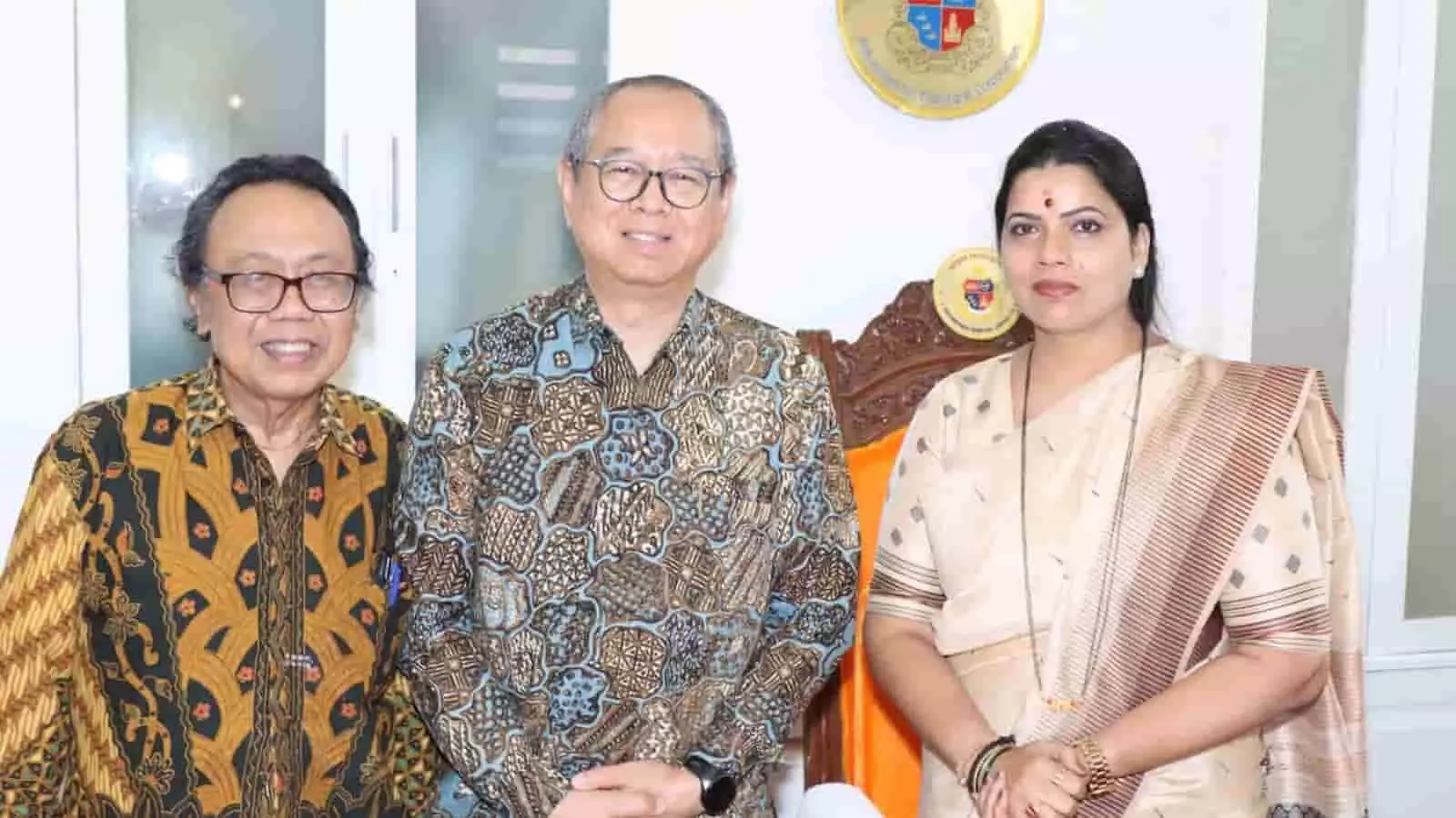 मुंबई में बीएमसी मुख्यालय के भीतर महापौर कार्यालय में इंडोनेशियाई राजनयिकों के साथ खड़ीं महापौर रितू तावडे। मुंबई में बीएमसी मुख्यालय के भीतर महापौर कार्यालय में इंडोनेशियाई राजनयिकों के साथ खड़ीं महापौर रितू तावडे।